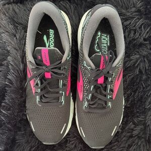 Brooks Women's Black and Pink Athletic Shoes